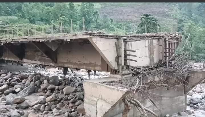 बाढीले अवरुद्ध सङ्खुवासभा र पाँचथरको सडक खुलाउन सरकारले थाल्यो पहल, ५० करोडको भौतिक क्षति  